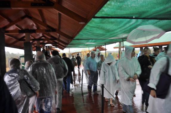 Todo mundo se protegendo da chuva no parque em Puerto Iguazu - Argentina